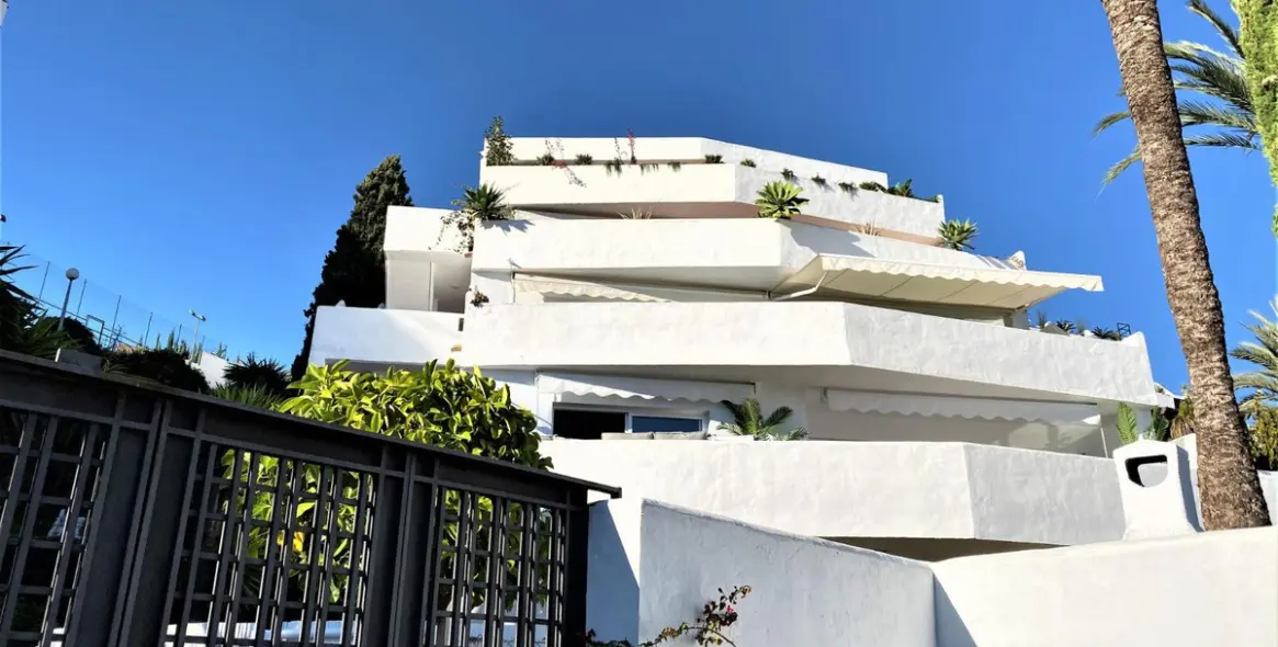 Sale of middle floor apartment in Nueva Andalucía 18