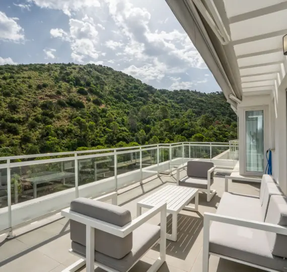 Sale of penthouse in Benahavís