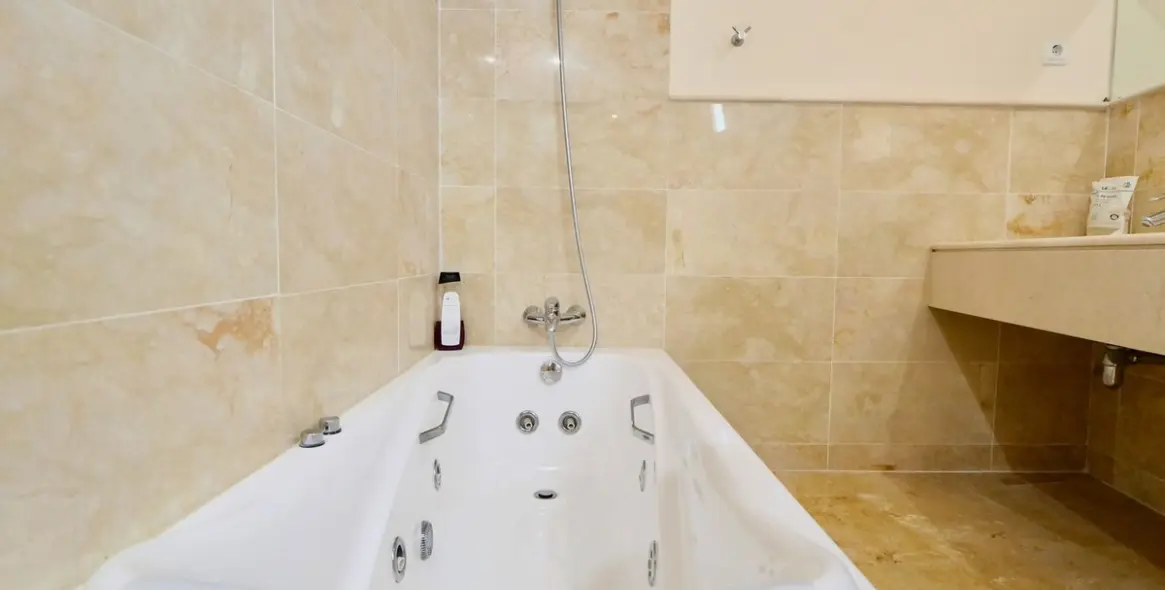 Sale of penthouse in Altos de los Monteros 9