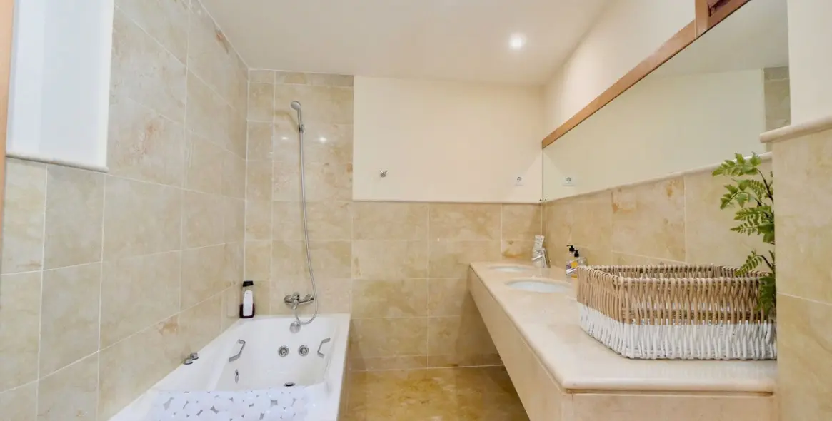 Sale of penthouse in Altos de los Monteros 30