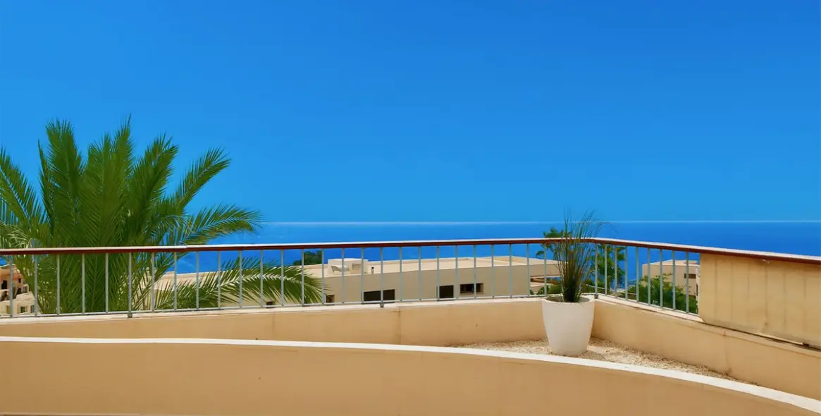 Sale of penthouse in Altos de los Monteros 32