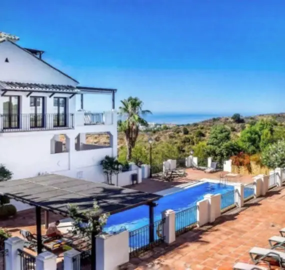 Sale of penthouse duplex in Altos de los Monteros