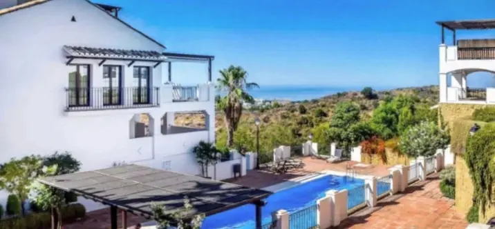 Продажа двухуровневого пентхауса в Altos de los Monteros 0