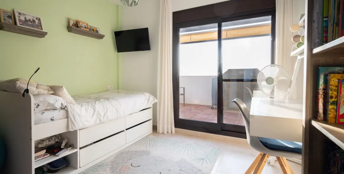 Продажа двухуровневого пентхауса в Altos de los Monteros 21