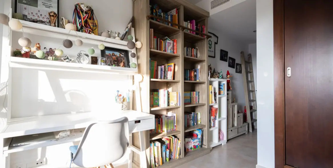 Продажа двухуровневого пентхауса в Altos de los Monteros 23