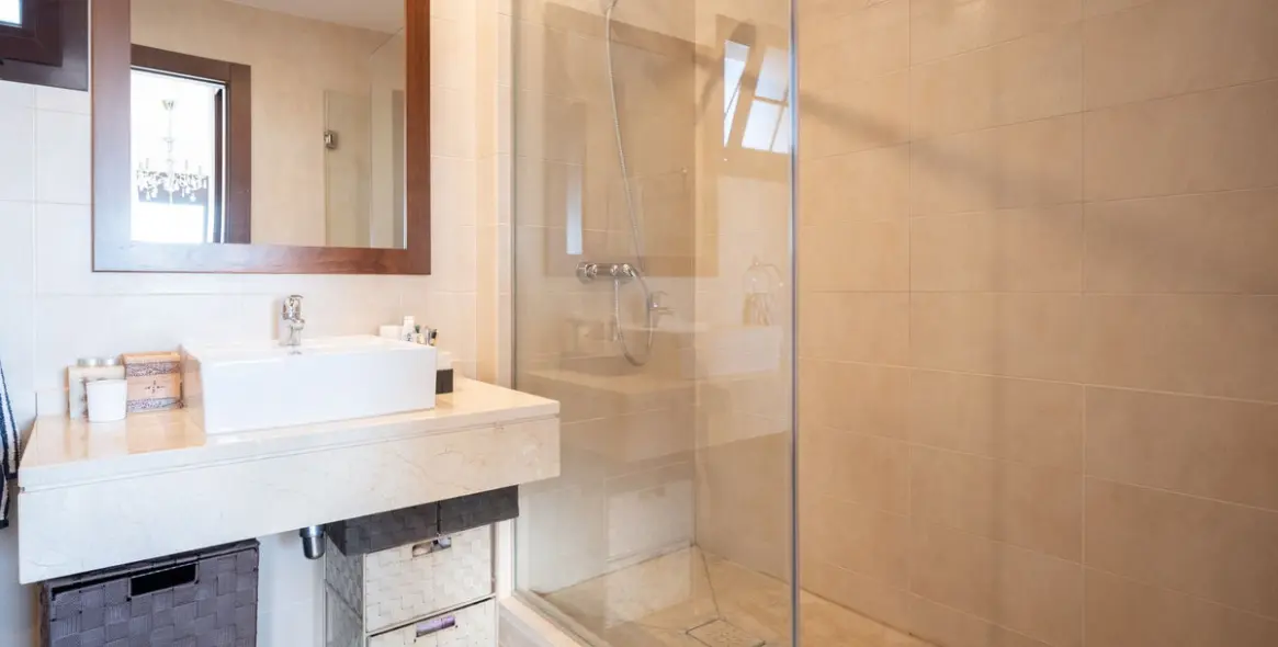 Продажа двухуровневого пентхауса в Altos de los Monteros 25