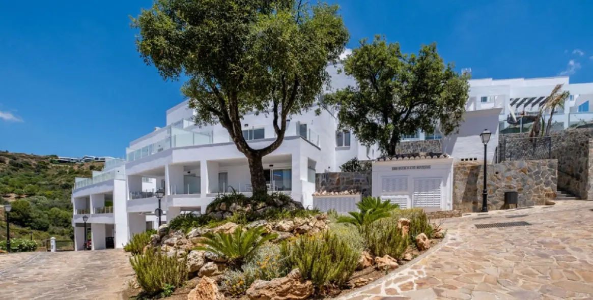 Продажа двухуровневого пентхауса в Altos de los Monteros 32