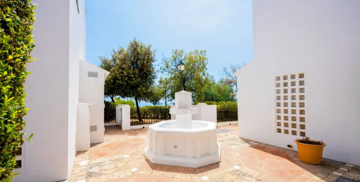 Продажа двухуровневого пентхауса в Altos de los Monteros 33