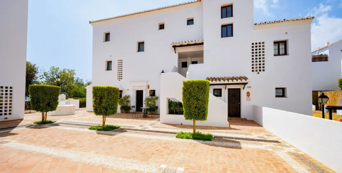 Продажа двухуровневого пентхауса в Altos de los Monteros 36