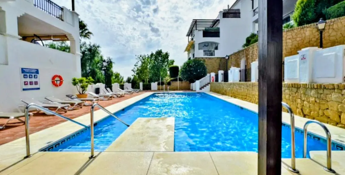 Продажа двухуровневого пентхауса в Altos de los Monteros 39