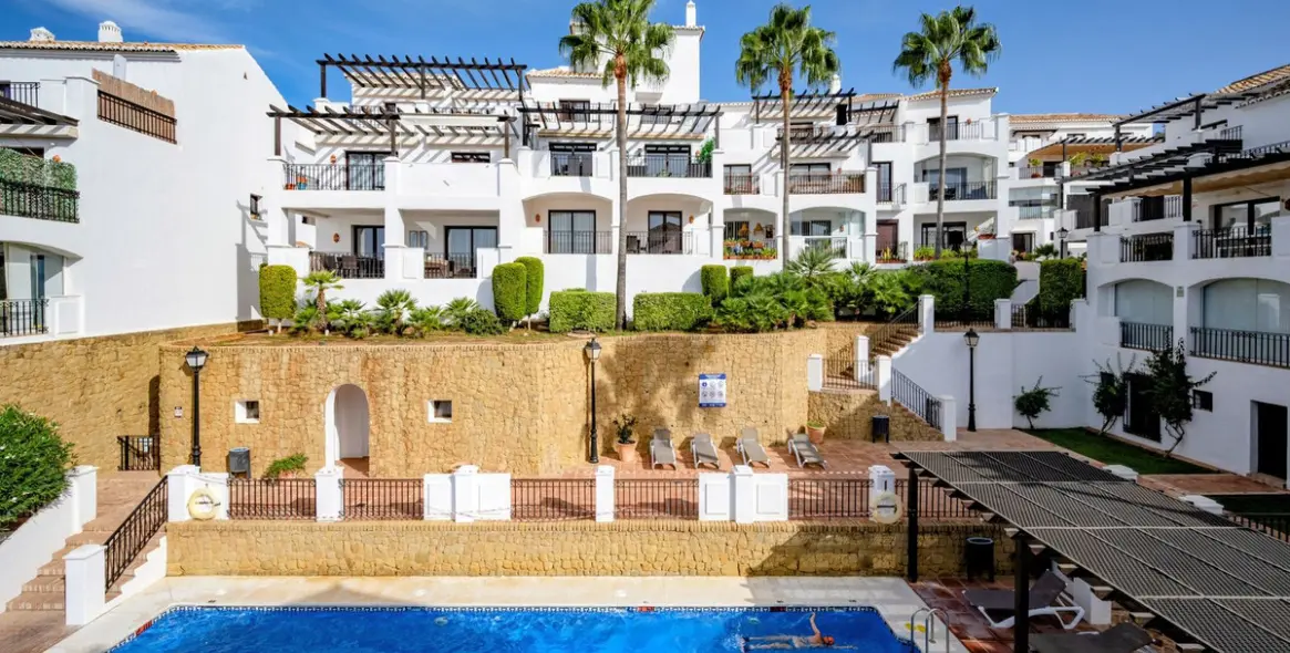 Продажа двухуровневого пентхауса в Altos de los Monteros 40