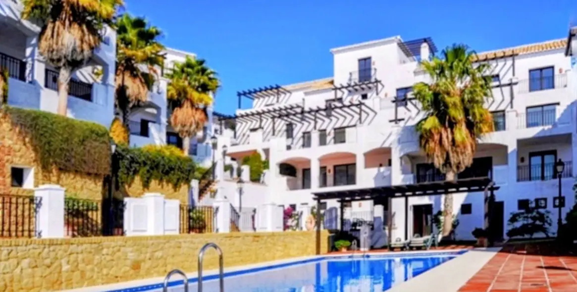 Продажа двухуровневого пентхауса в Altos de los Monteros 44