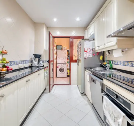 Sale of middle floor apartment in Marbella