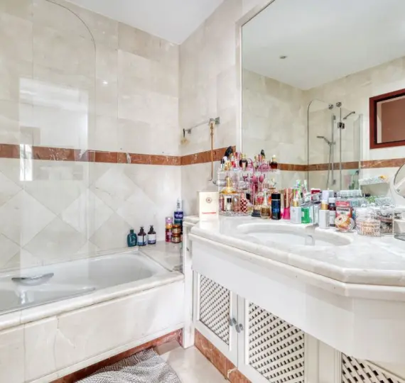 Sale of middle floor apartment in Marbella