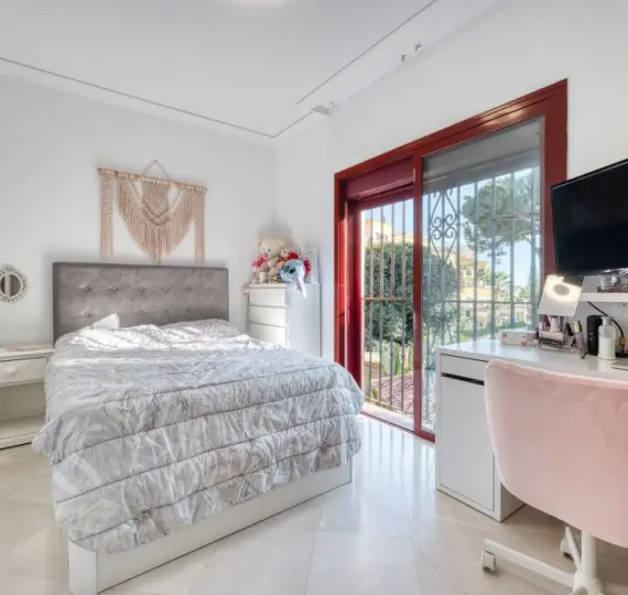 Sale of middle floor apartment in Marbella