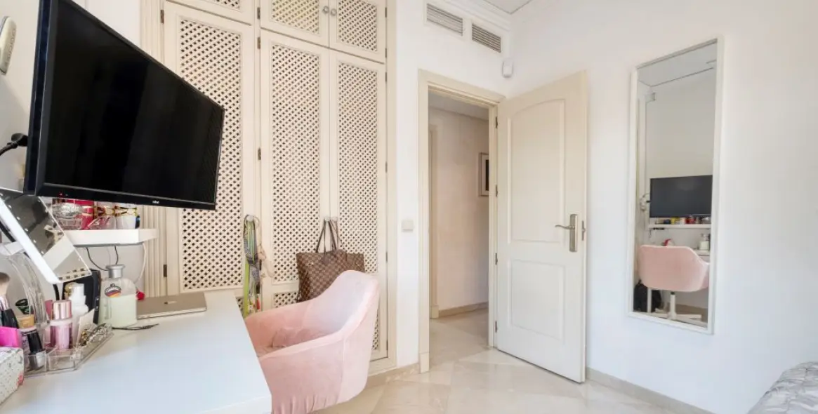 Sale of middle floor apartment in Marbella 8