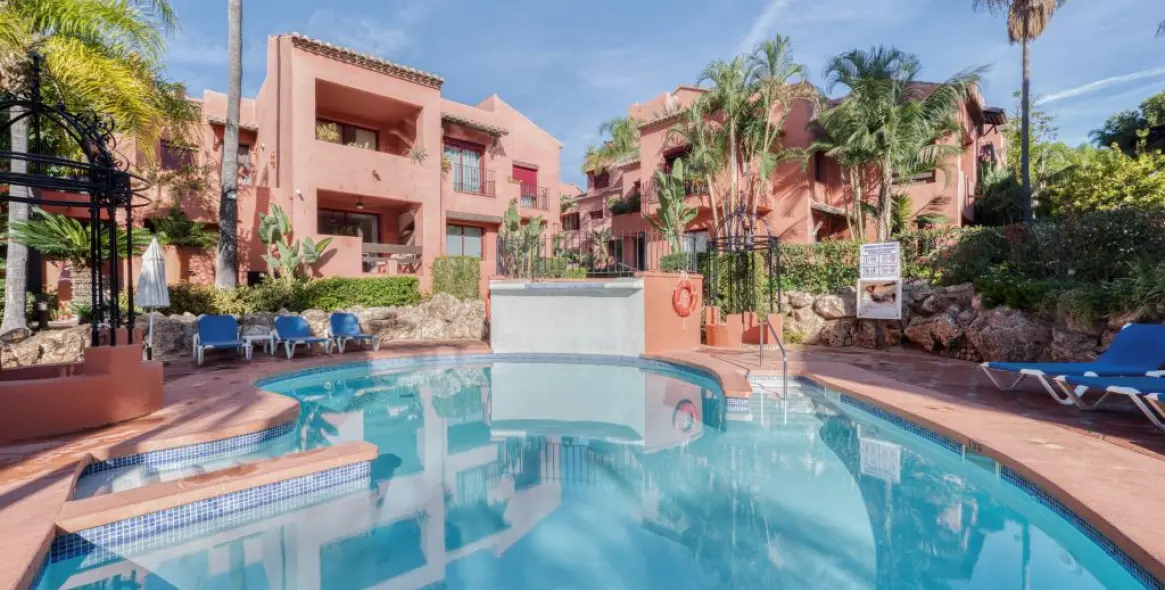 Sale of middle floor apartment in Marbella 16