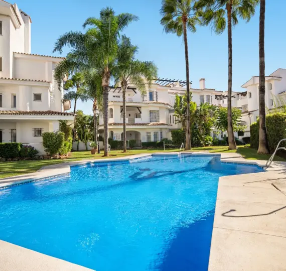 Sale of middle floor apartment in Nueva Andalucía
