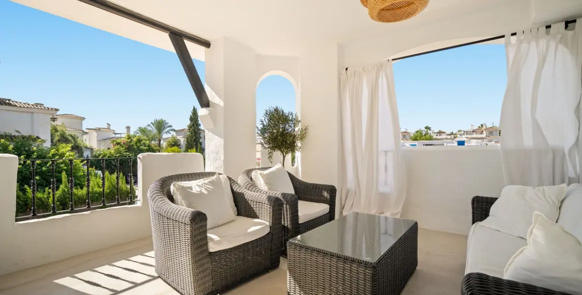 Sale of middle floor apartment in Nueva Andalucía 2