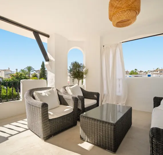 Sale of middle floor apartment in Nueva Andalucía