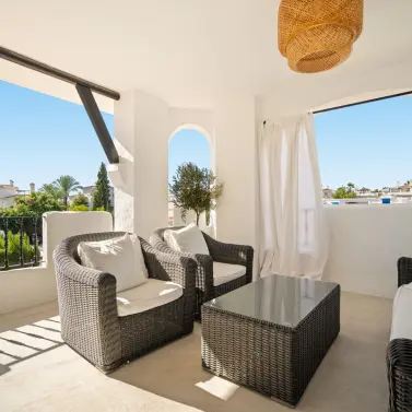 Sale of middle floor apartment in Nueva Andalucía
