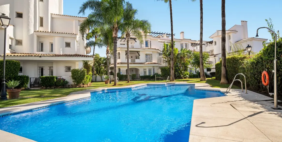 Sale of middle floor apartment in Nueva Andalucía 2