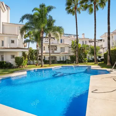 Sale of middle floor apartment in Nueva Andalucía