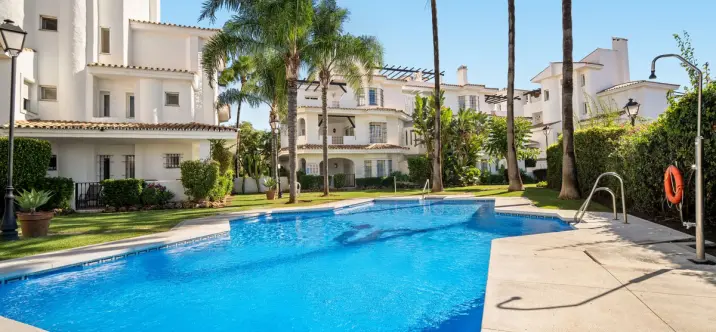 Sale of middle floor apartment in Nueva Andalucía 1