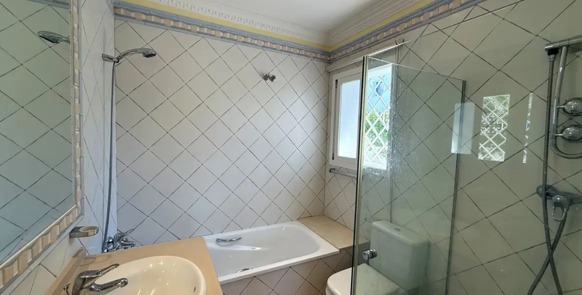 Продажа дома на две семьи в San Pedro de Alcántara 28