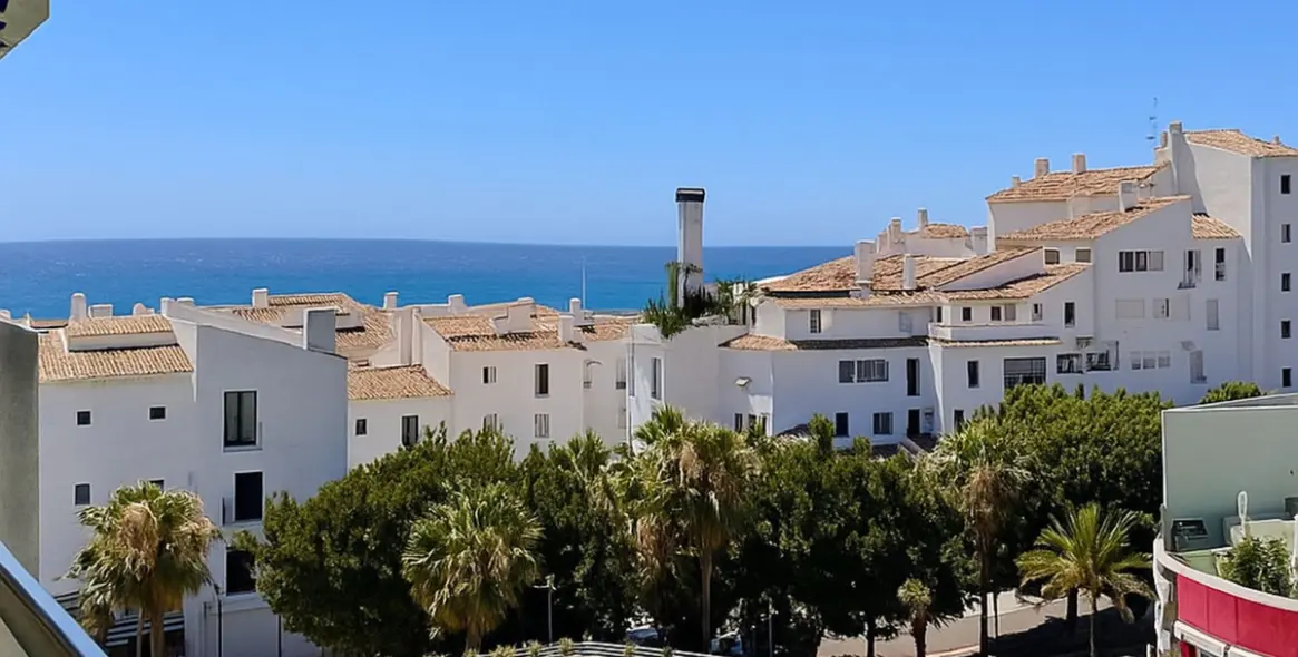 Sale of middle floor apartment in Puerto Banús 1