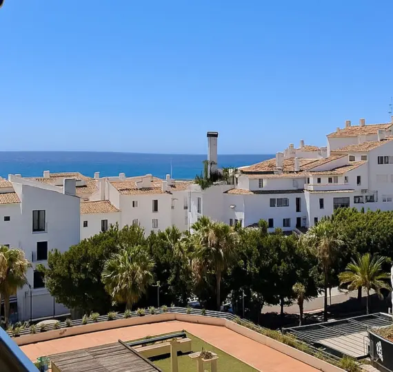 Sale of middle floor apartment in Puerto Banús