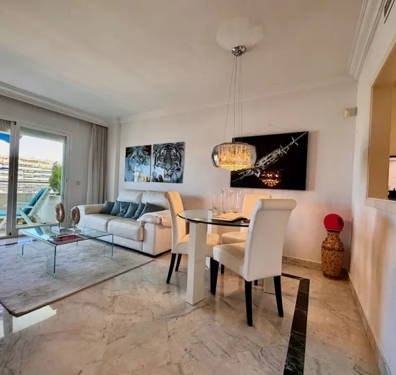 Sale of middle floor apartment in Puerto Banús