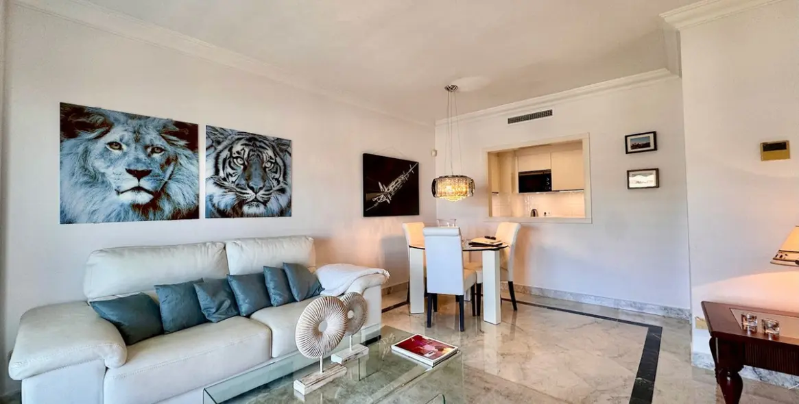 Sale of middle floor apartment in Puerto Banús 5