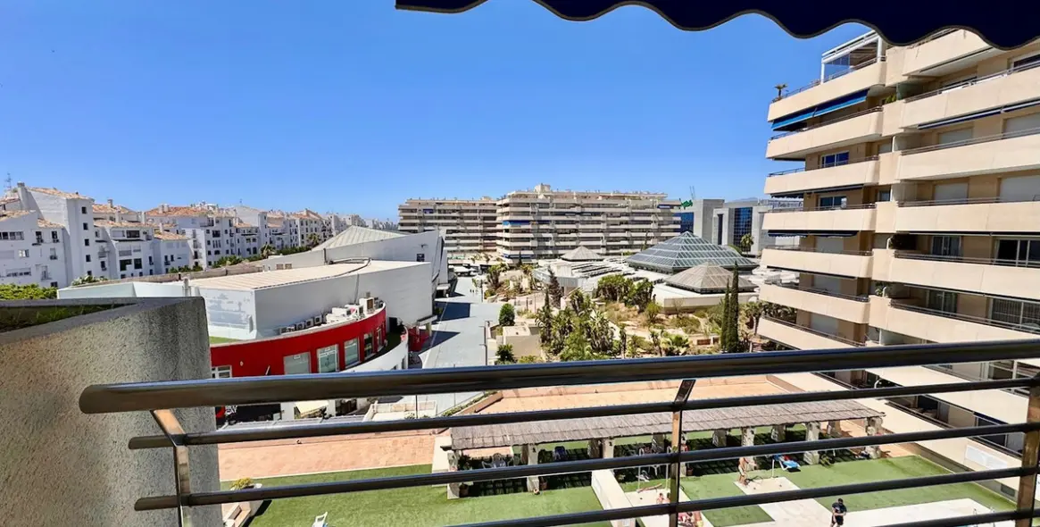 Sale of middle floor apartment in Puerto Banús 7