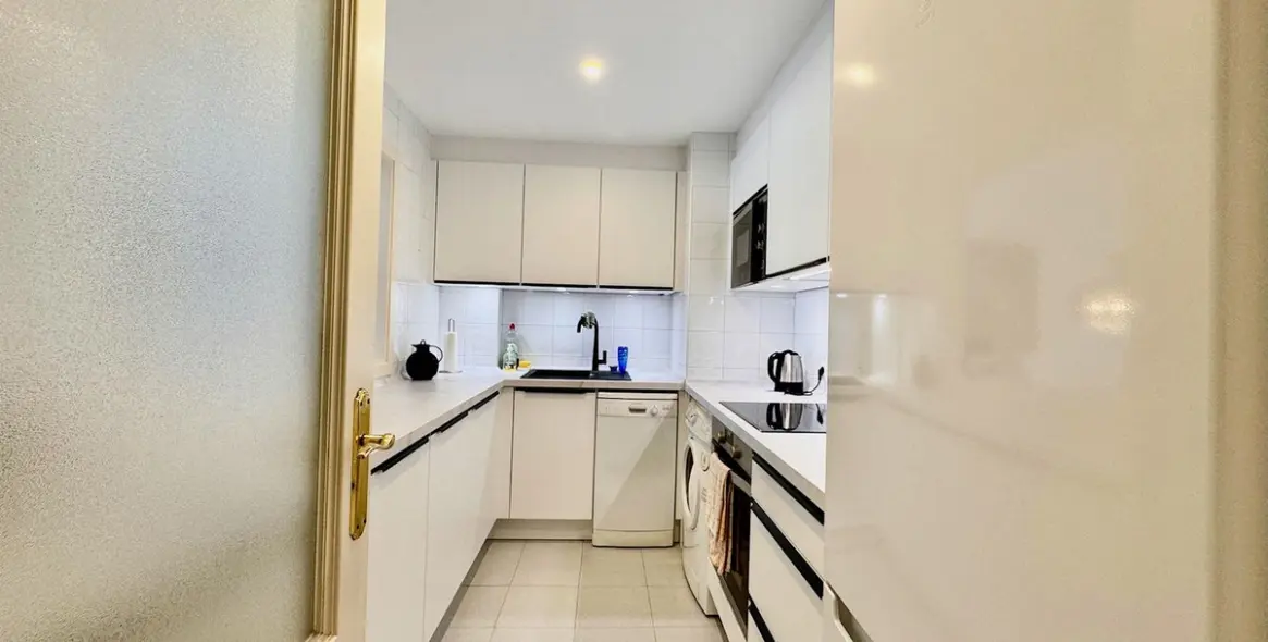 Sale of middle floor apartment in Puerto Banús 8