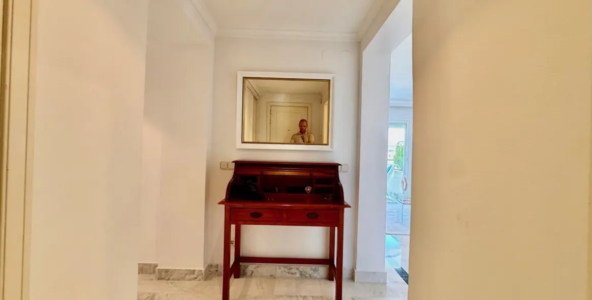Sale of middle floor apartment in Puerto Banús 9