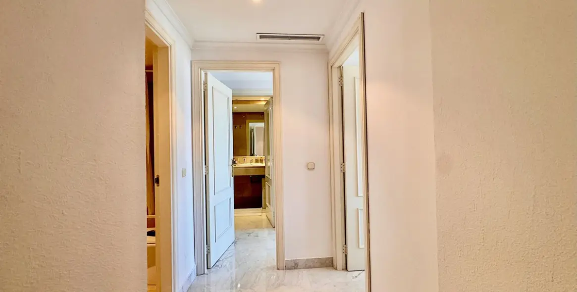 Sale of middle floor apartment in Puerto Banús 10