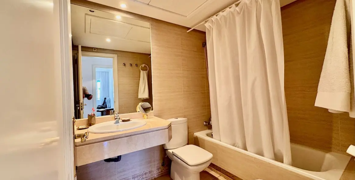 Sale of middle floor apartment in Puerto Banús 11