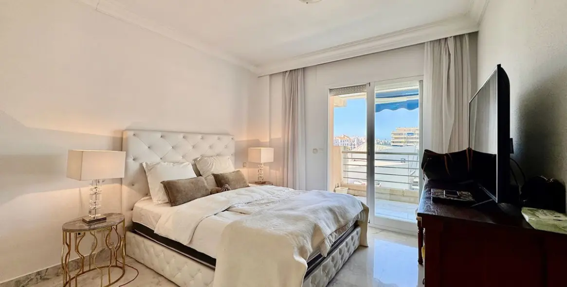 Sale of middle floor apartment in Puerto Banús 12