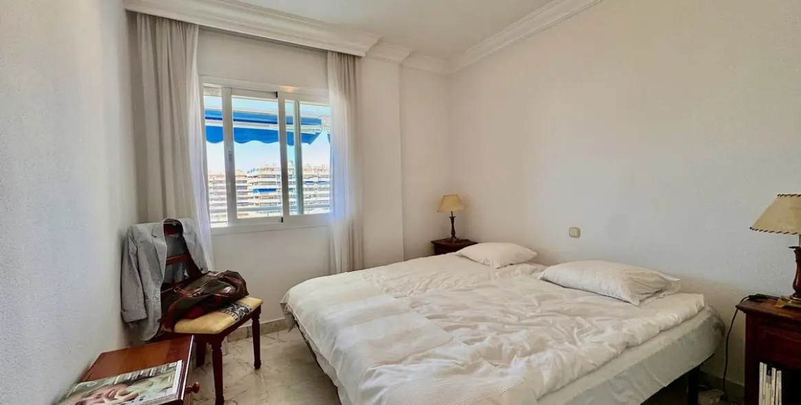 Sale of middle floor apartment in Puerto Banús 14