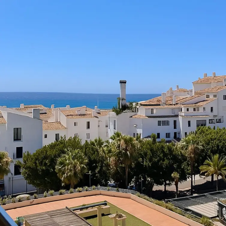 Sale of middle floor apartment in Puerto Banús