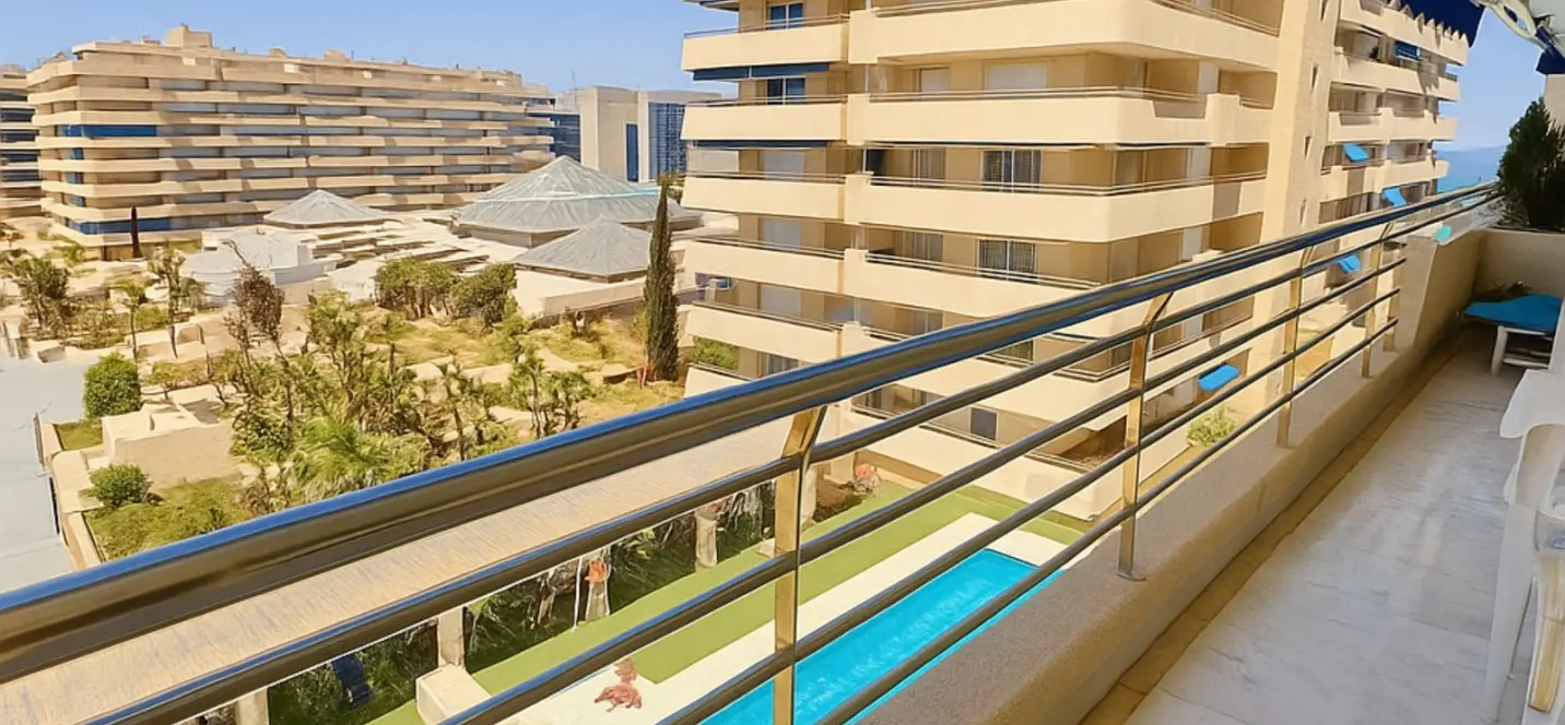 Sale of middle floor apartment in Puerto Banús 1