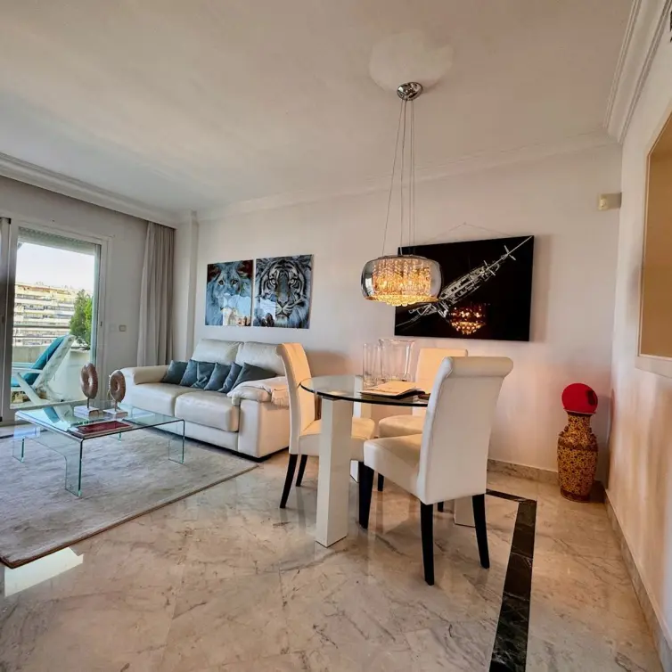 Sale of middle floor apartment in Puerto Banús