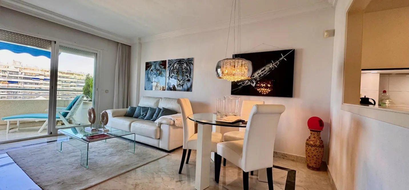 Sale of middle floor apartment in Puerto Banús 2
