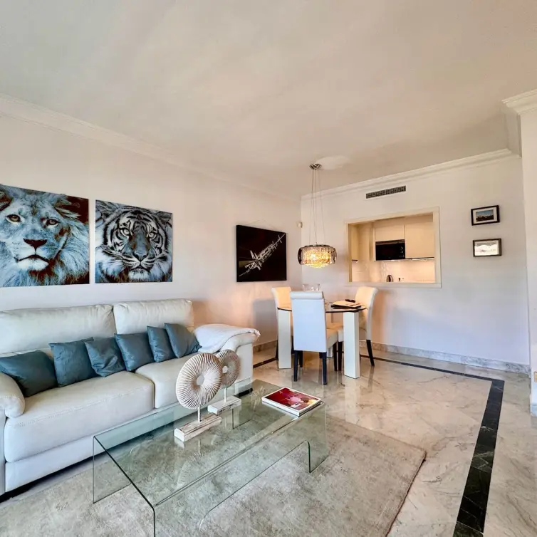 Sale of middle floor apartment in Puerto Banús