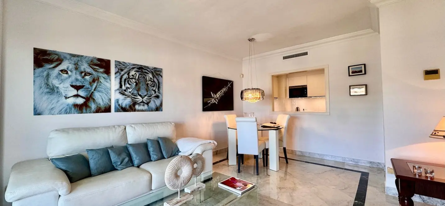 Sale of middle floor apartment in Puerto Banús 4