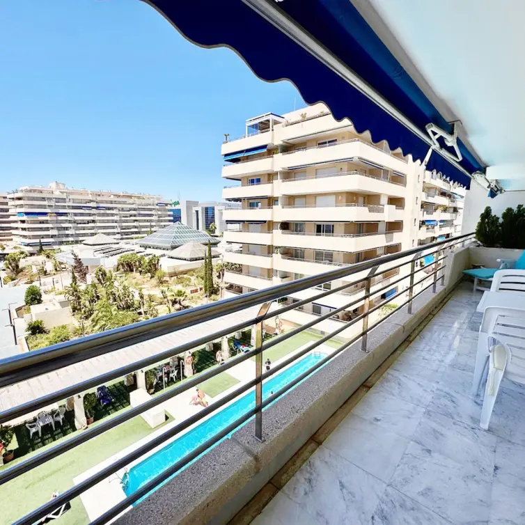 Sale of middle floor apartment in Puerto Banús