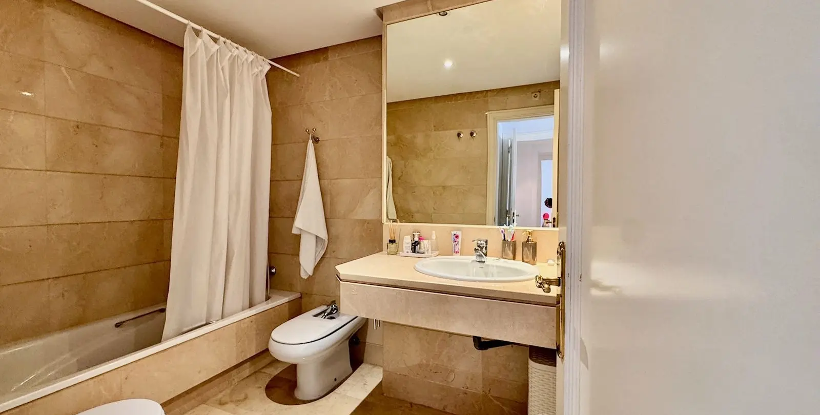 Sale of middle floor apartment in Puerto Banús 13