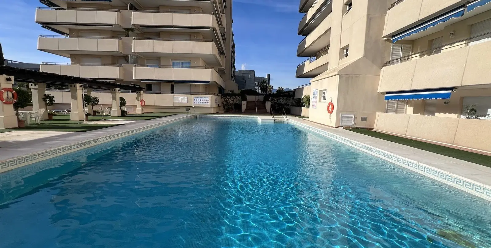 Sale of middle floor apartment in Puerto Banús 23