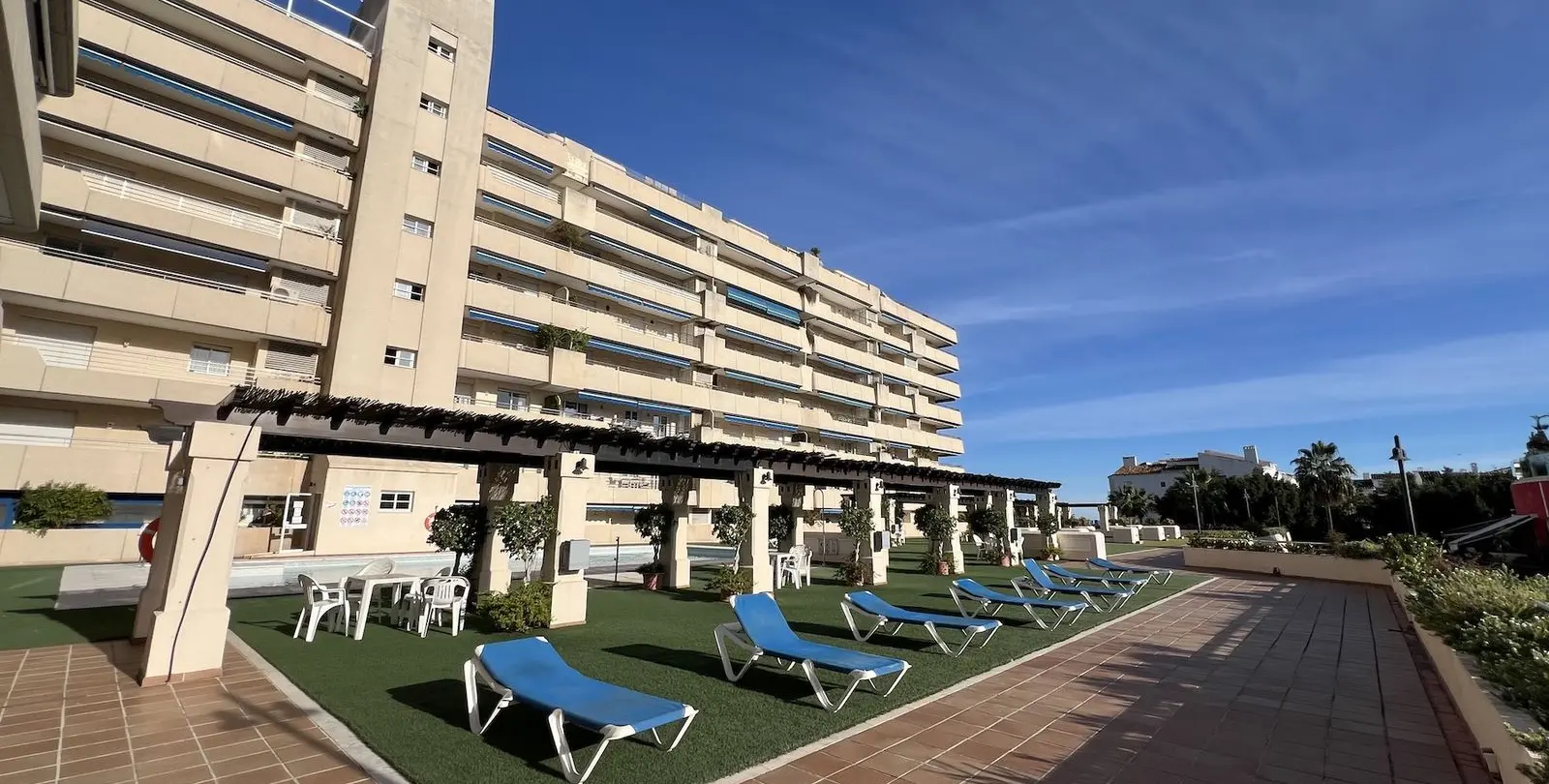 Sale of middle floor apartment in Puerto Banús 25